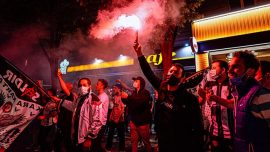 Beşiktaşlı taraftarlar şampiyonluğu Vodafone Park’ın çevresinde kutladı