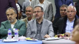 Bakan Kasapoğlu, derbi maçını İznik’te vatandaşlarla izledi
