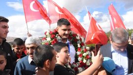 Milli güreşçi Taha Akgül Sivas’ta çiçeklerle karşılandı