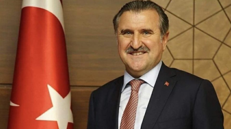 Gençlik ve Spor Bakanı Osman Aşkın Bak milli eskrimci Enver Yıldırım’ı tebrik etti